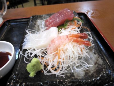 刺身の盛り合わせ。350円。