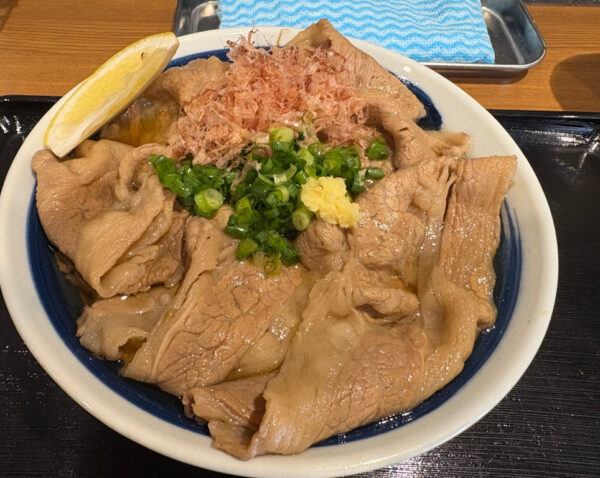 うどん鈴木鰹節店の肉うどん(ベースは冷やかけ)